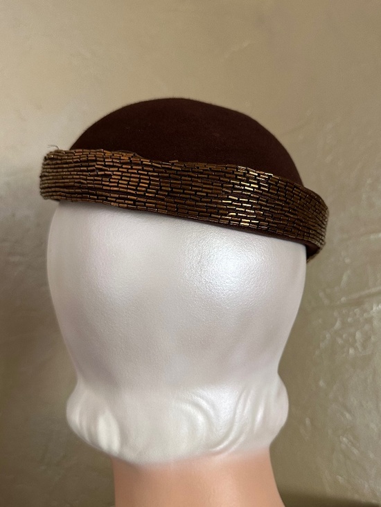 IRRESISTIBLE 1950s\' BROWN COCKTAIL HAT + IRIDESCENT BEADS & FEATHER main image 4